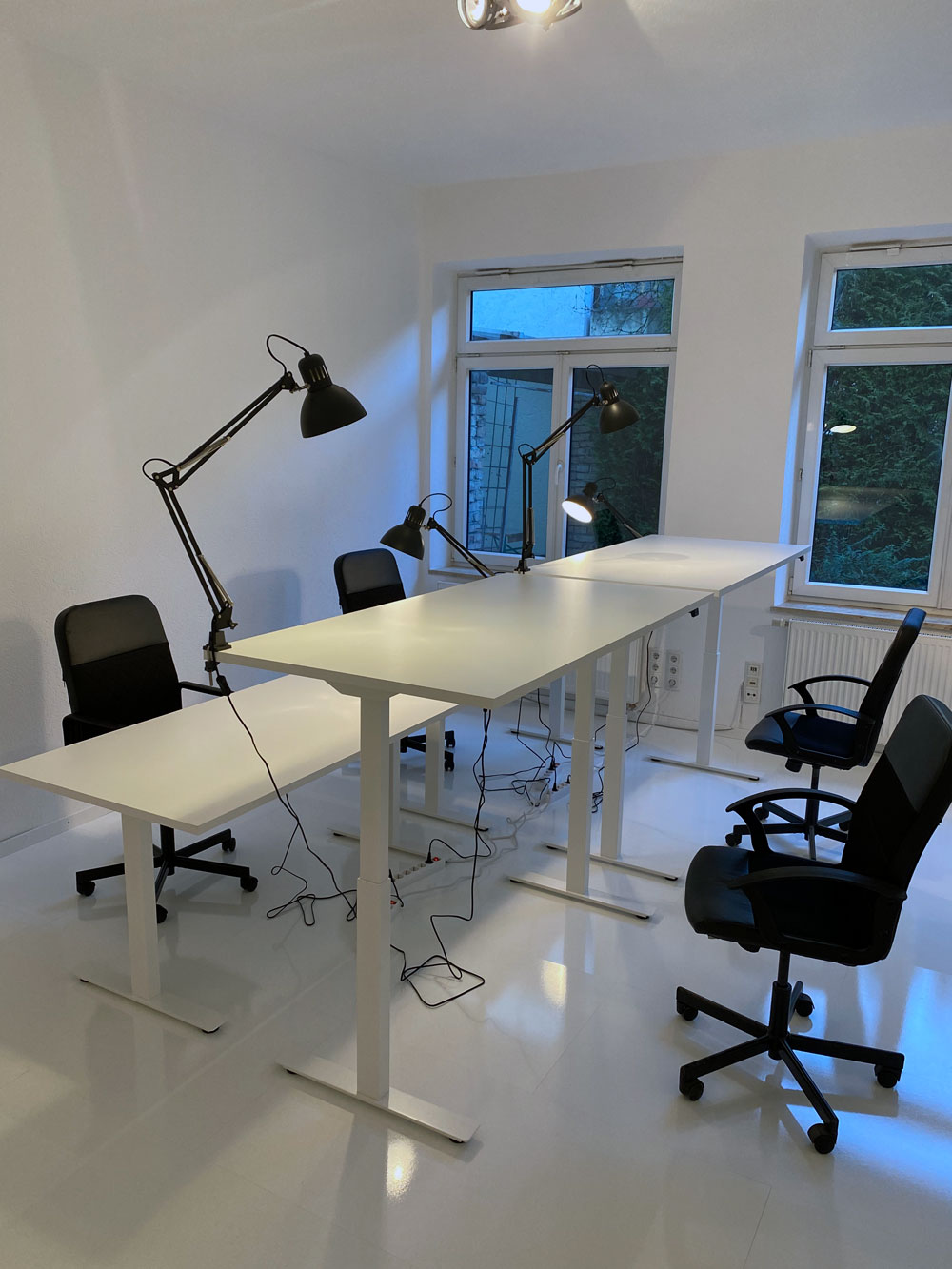 Elektrisch höhenverstellbare Fix Desk Premium Schreibtische bei uns im Coworking Space München