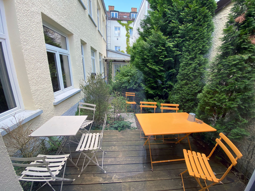 Coworking Spaces München – Sonnige Garten Terasse zum arbeiten, essen und chillen